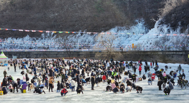 경북 안동에서 펼쳐진 암산얼음축제를 찾은 방문객들이 얼음 낚시를 즐기고 있다. 엄재진 기자