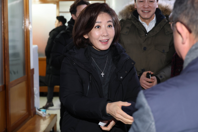 국민의힘 나경원 전 의원이 29일 서울 여의도 한 식당에서 열린 기자간담회에 참석하며 취재진과 인사하고 있다. 연합뉴스