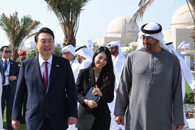 아랍에미리트(UAE)를 국빈 방문한 당시인 지난 16일(현지시간) 윤석열 대통령이 바라카 원자력발전소에서 무함마드 빈 자예드 알 나흐얀 UAE 대통령과 도보로 시뮬레이션 훈련장을 향하고 있다. 연합뉴스