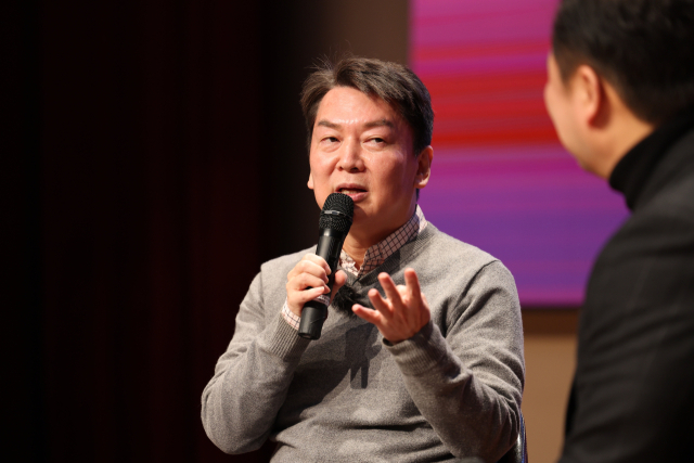 국민의힘 당권 주자인 안철수 의원(가운데)이 29일 경기도 양주시 경기섬유종합지원센터에서 열린 수도권 청년들의 미래를 위한 토크 콘서트에서 질문에 답하고 있다. 연합뉴스