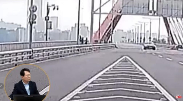 지난해 11월 12일 한강 서강대교 난간 위에 홀로 앉아 있던 20대 여성을 시민들이 구조하고 있다. 한문철 TV 캡처