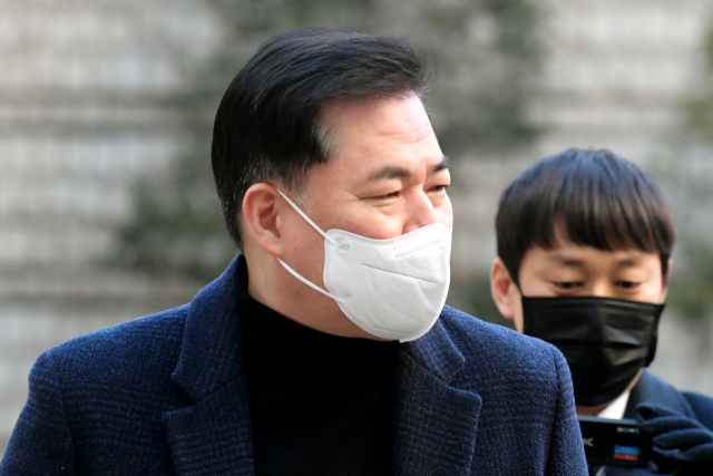 유동규 전 성남도시개발공사 기획본부장이 지난 1월 27일 오전 서울 서초구 서울중앙지법에서 열린 대장동 개발 사업 로비·특혜 의혹 관련 1심 속행 공판에 출석하고 있다. 연합뉴스