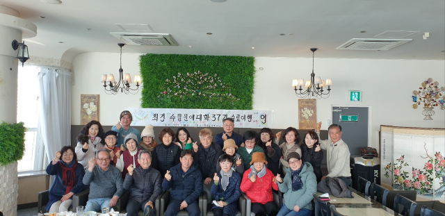 대구수필문예대학(학장 박기옥, 37기 회장 이우현)이 지난 28일 부산에서 미래의 수필가를 설계하는 수료 여행을 진행했다. 대구수필문예대학 제공
