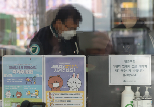 29일 서울 마포구 종로학원에 코로나19 방역수칙 안내문이 붙어 있다. 30일부터 학교를 포함한 실내에서 마스크 착용 의무가 해제되지만, 상당수 학원은 자체적으로 마스크 착용 지침을 유지하기로 한 것으로 나타났다. 연합뉴스