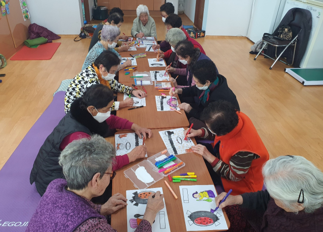 경주의 한 경로당에 모인 할머니들이 행복경로당 프로그램에 참가하며 즐거운 시간을 보내고 있다. 경주시 제공
