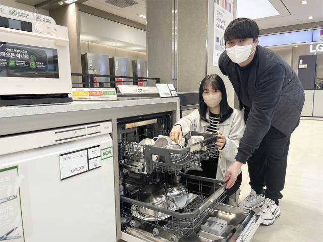 이번 달 추운 날씨와 긴 명절 연휴 영향으로 가사를 돕는 생활가전 판매가 늘어난 것으로 나타났다. 전자랜드가 지난 1~26일 가전 판매량을 조사한 결과 식기세척기 판매량은 78% 증가했다. 전자랜드 제공