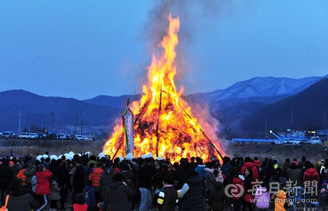 경산시 남천면청년회가 주관하는 2018년 정월대보름 달집태우기 행사 모습. 경산시 제공