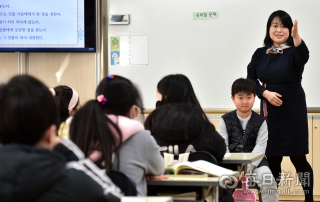 일부 시설을 제외한 실내에서 마스크 착용 의무가 해제된 30일 오전 대구 중구 삼덕초등학교에서 마스크를 벗은 학생들과 착용한 학생들이 함께 수업을 하고 있다. 기사와는 상관없는 이미지.안성완 기자 asw0727@imaeil.com