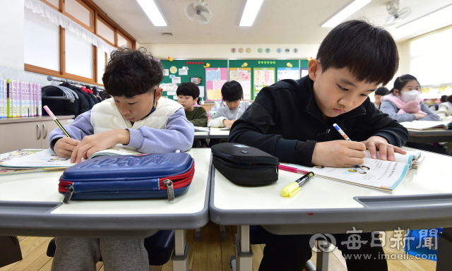 일부 시설을 제외한 실내에서 마스크 착용 의무가 해제된 30일 오전 대구 중구 삼덕초등학교에서 마스크를 벗은 학생들과 착용한 학생들이 함께 수업을 하고 있다. 안성완 기자 asw0727@imaeil.com