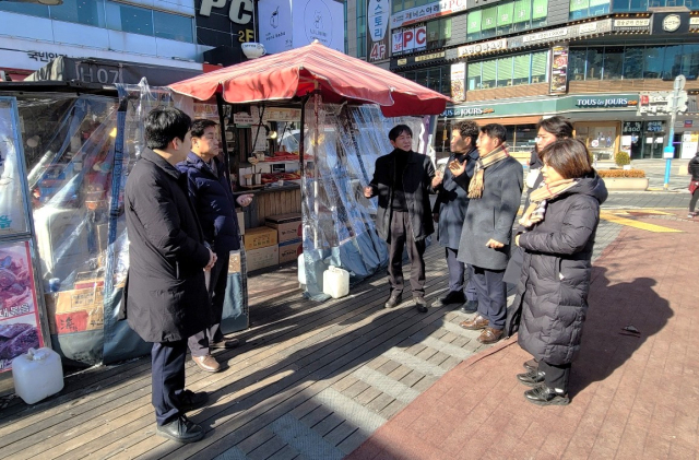 안동시의회 문화복지정책연구회가 지난 27일 경기 부천시를 찾아 불법 노점상의 양성화에 대한 정책을 배웠다. 연구회는 안동 최대 불법 노점상들이 밀집된 송현시장 일대를 양성화 하기 위한 정책을 연구하고 있다. 안동시의회 제공