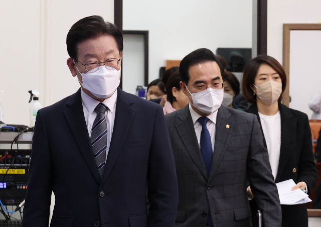 더불어민주당 이재명 대표(왼쪽부터)와 박홍근 원내대표, 고민정 최고위원이 30일 국회에서 열린 최고위원회의에 참석하고 있다. 연합뉴스