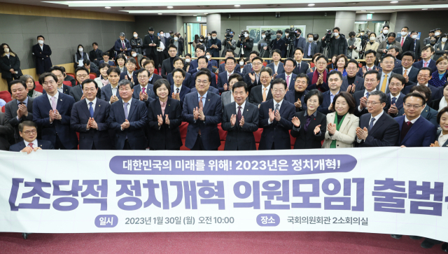 김진표 국회의장과 국민의힘 정진석 비상대책위원장, 더불어민주당 이재명 대표, 정의당 이정미 대표가 30일 국회 의원회관에서 열린 초당적 정치개혁 의원모임 출범식에서 참석 의원들과 기념촬영을 하고 있다. 연합뉴스