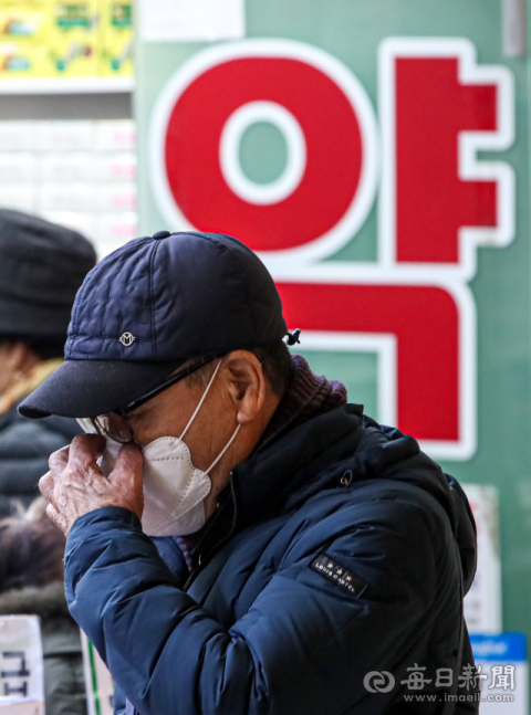 지난 1월 30일 오후 대구 중구 반월당 메트로센터 지하상가 내 약국 앞에서 한 시민이 약국에 들어가기 위해 마스크를 고쳐 쓰고 있다. 안성완 기자 asw0727@imaeil.com