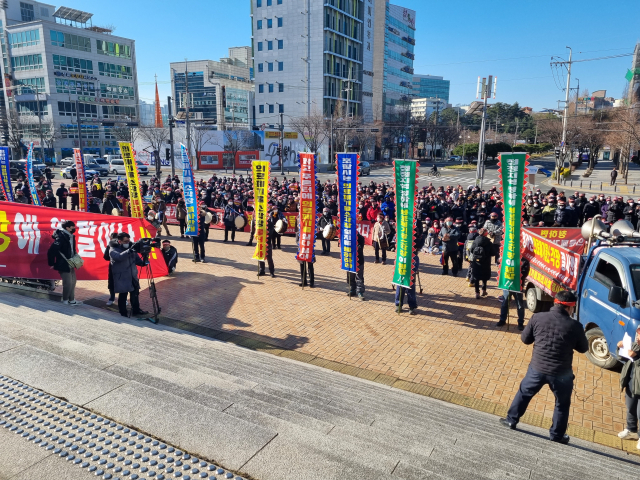 30일 오전 포항시 남구 대잠동 포항시의회 앞 광장에서 청하면민들이 의료폐기물 소각장 건립 반대 집회를 열고 있다. 배형욱 기자