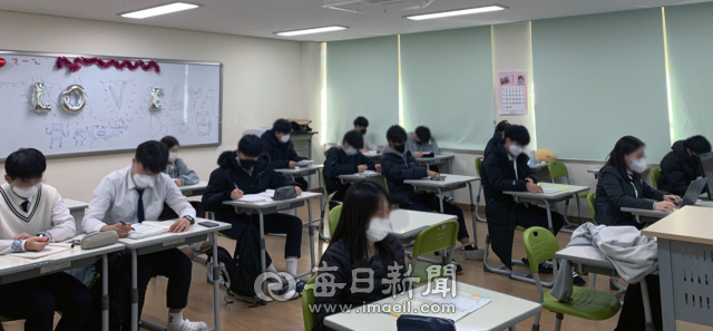 30일 개학한 경북지역 한 고등학교에서 학생과 교사가 마스크를 쓴 채 수업을 하고 있다. 김영진 기자