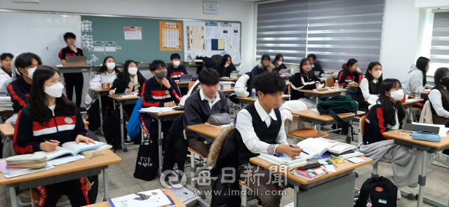 30일 실내 마스크 착용 자율화가 시행된 가운데 경북지역 한 고등학교의 수업시간 모습. 이 학교는 학생과 교사의 자율권을 보장해줬지만, 일부 학생만 마스크 착용을 해제했으며 여전히 대다수 학생이 마스크를 쓴 채 수업을 했다. 경북교육청 제공