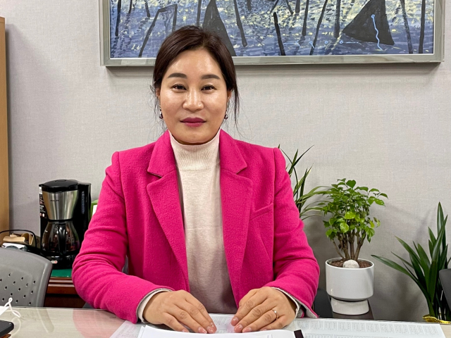 김현정 봉산문화회관 관장이 올 한해 전시공연 계획을 소개하고 있다. 이연정 기자