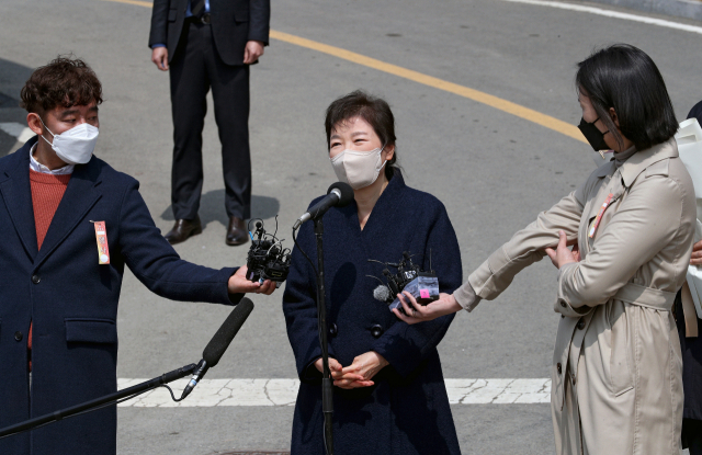 박근혜 전 대통령이 지난해 2월 24일 오후 대구 달성군 유가읍 사저 앞에 도착해 대국민 메시지를 발표하고 있다. 김영진 기자 kyjmaeil@imaeil.com
