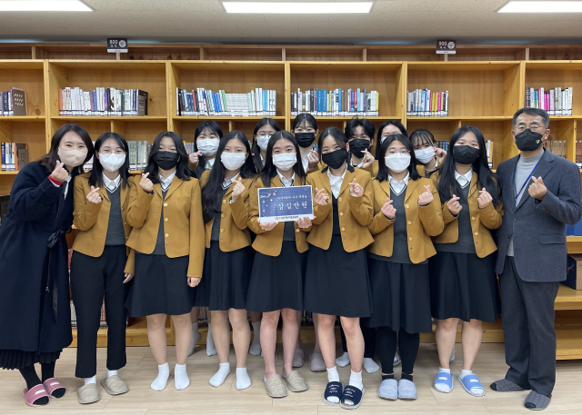 경화여자고등학교 1학년 8반 학생들이 사랑의장기기증운동본부에 후원금 30만원을 전달했다. 사랑의장기기증운동본부 제공