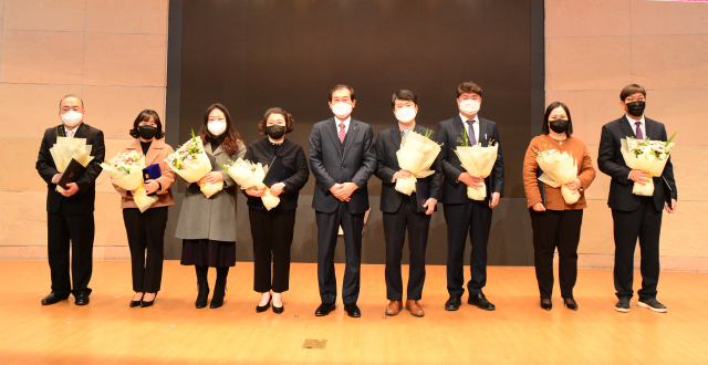 대구보건대 교직원들이 외부 기관장 표창을 수상하고 기념 촬영을 하고 있다. 대구보건대 제공