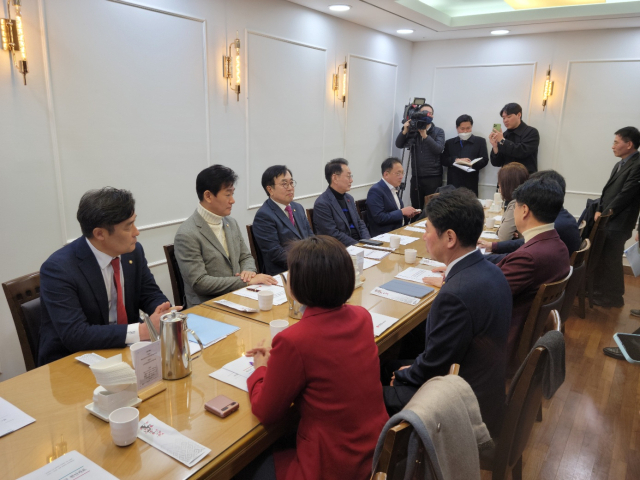 부산권 국회의원들이 30일 국회 의원회관 식당 목련방에서 열린 