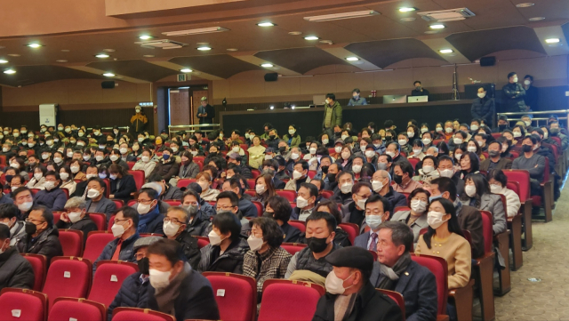30일 이정현 국가균형발전위 전략기획위원장의 특강을 경청하고 있는 문경시민들. 고도현 기자