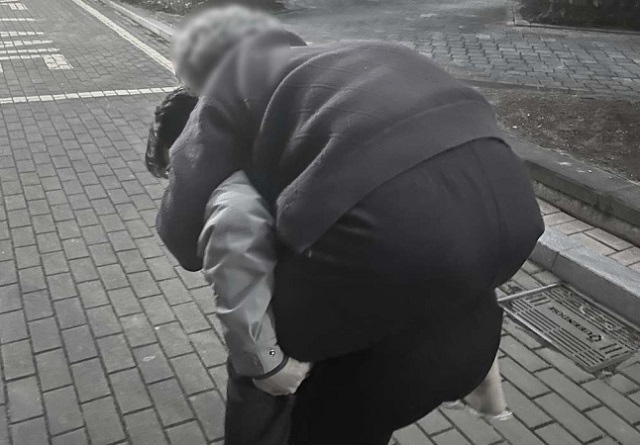 부산 경찰이 지난 26일 공식 페이스북에 길 잃은 할머니를 업고 이동하는 한 경찰관의 모습을 공개했다. 부산경찰 페이스북 캡처
