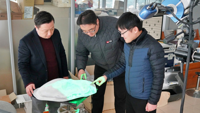 ㈜공성 개발진과 영진전문대 연구원이 3D스캐너를 이용해 제품 개발을 협의하는 모습. 영진전문대 제공