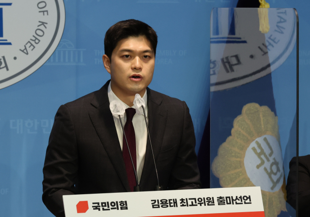 국민의힘 김용태 전 청년최고위원이 31일 오전 서울 여의도 국회 소통관에서 기자회견을 열고 최고위원 출마를 선언하고 있다. 연합뉴스