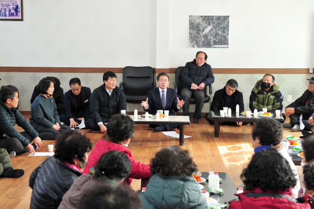 김진열 경북 군위군수가 마을회관을 방문, 주민들에게 군정 추진 방향을 설명하고, 의견을 듣고 있다. 군위군 제공