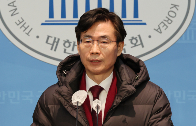 국민의힘 당권주자인 조경태 의원이 26일 오전 국회 소통관에서 전당대회 관련 기자회견을 열어 도를 넘는 경쟁과 분열을 중단할 것을 당내 후보들에게 촉구하고 있다. 연합뉴스