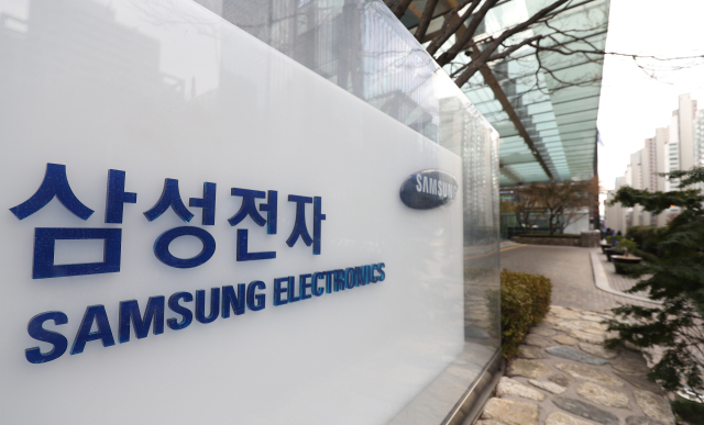 삼성전자가 지난해 사상 처음으로 연 매출 300조원을 돌파에도 불구하고 4분기 실적은 크게 부진한 것으로 나타났다. 사진은 31일 서울 삼성전자 서초사옥 모습. 연합뉴스