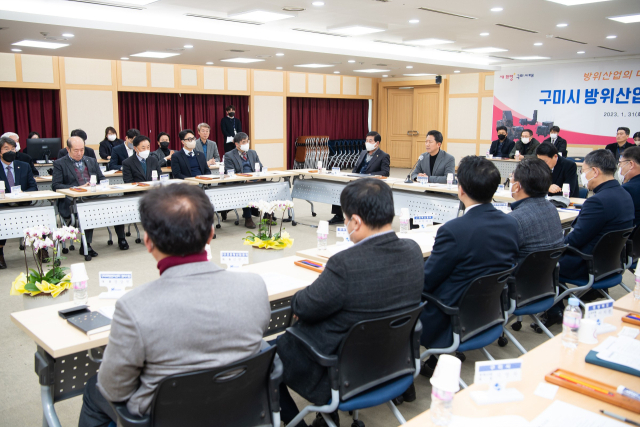 김장호 구미시장을 비롯한 구미시 방위산업발전협의회 위원들이 지난 1월 구미시청에서