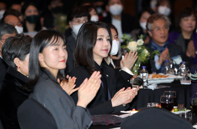 김건희 여사가 31일 오후 경기 성남 분당구 코리아디자인센터에서 열린 디자인계 신년 인사회에서 박수치고 있다. 연합뉴스