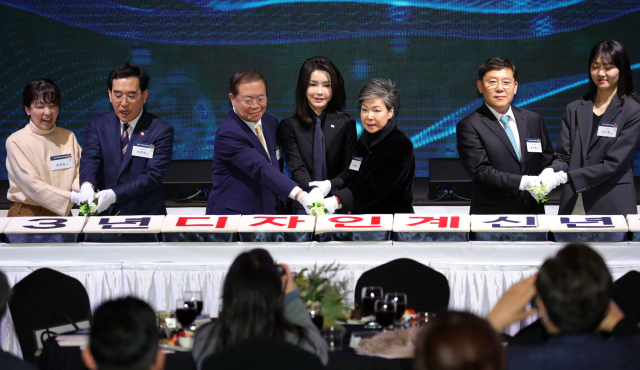 김건희 여사가 31일 오후 경기 성남 분당구 코리아디자인센터에서 열린 디자인계 신년 인사회에서 참석자들과 떡 케이크를 자르고 있다. 연합뉴스