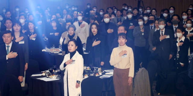 김건희 여사가 31일 오후 경기 성남 분당구 코리아디자인센터에서 열린 디자인계 신년 인사회에서 국기에 경례하고 있다. 연합뉴스