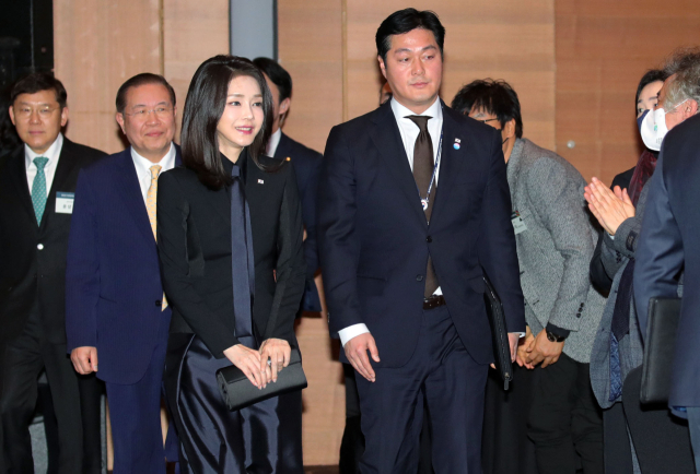 김건희 여사가 31일 오후 경기 성남 분당구 코리아디자인센터에서 열린 디자인계 신년 인사회에 입장하고 있다. 연합뉴스