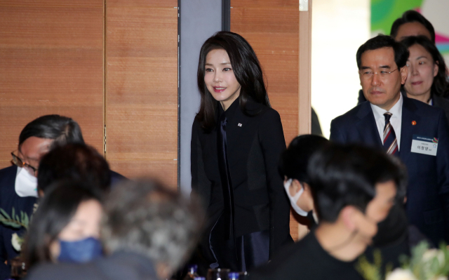 김건희 여사가 31일 오후 경기 성남 분당구 코리아디자인센터에서 열린 디자인계 신년 인사회에 입장하고 있다. 연합뉴스