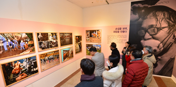 포스코는 31일 포스코홀딩스 본사 포항 이전 추진 경과를 설명하는 기자간담회를 갖기 전 태풍 힌남노로 침수피해를 입은 포항제철소 복구과정을 소개하고 있다. 박승혁 기자