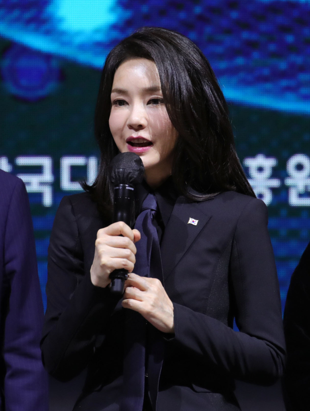 김건희 여사가 31일 오후 경기 성남 분당구 코리아디자인센터에서 열린 디자인계 신년 인사회에서 신년 덕담을 하고 있다. 연합뉴스