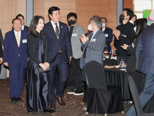 김건희 여사가 31일 오후 경기 성남 분당구 코리아디자인센터에서 열린 디자인계 신년 인사회에 입장하고 있다. 연합뉴스
