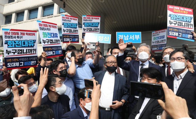 2021년 더불어민주당 대선 경선 당시 대장동 비리 의혹으로 항의 받던 이재명 경기도지사. 연합뉴스