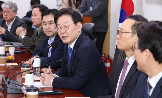 이재명 더불어민주당 대표가 31일 국회 의원회관에서 열린 민주당의 길 1차 토론회에서 인사말을 하고 있다. 연합뉴스