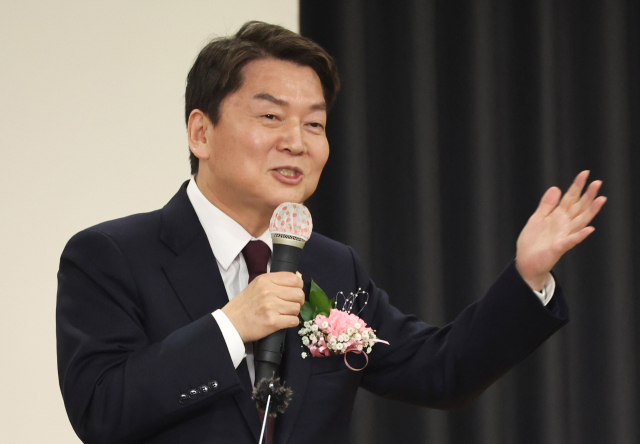 국민의힘 당권주자인 안철수 의원이 31일 오후 서울 강북문화예술회관에서 열린 강북구 당협 신년인사회에서 축사하고 있다. 연합뉴스