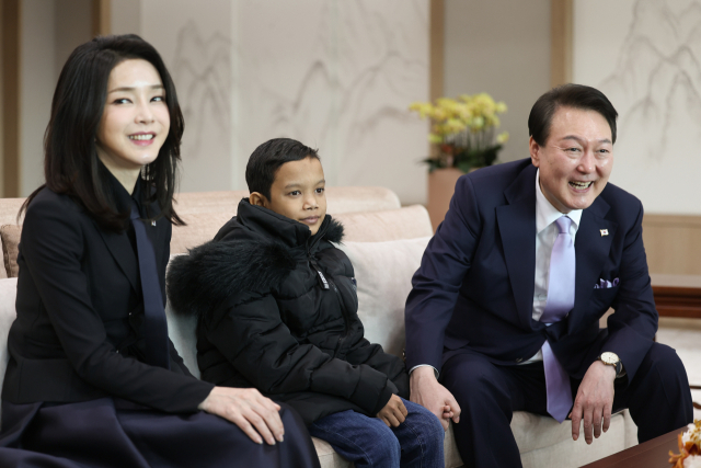 윤석열 대통령과 김건희 여사가 31일 서울 용산 대통령실 청사로 심장질환 수술을 받고 회복 중인 캄보디아 아동 
