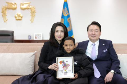 尹 대통령 부부, '캄보디아 소년' 대통령실 초청…축구공 선물하고 공놀이도