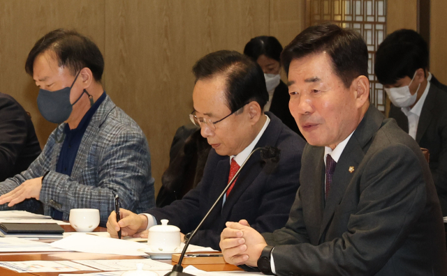 김진표 국회의장이 31일 서울 여의도 국회에서 열린 헌법개정 및 정치제도 개선 자문위원회 제2차 전체회의에서 발언하고 있다. 연합뉴스