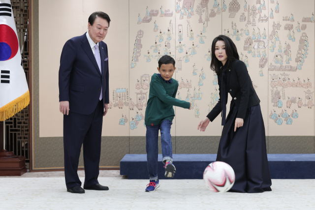 윤석열 대통령과 김건희 여사가 31일 서울 용산 대통령실 청사에서 심장질환 수술을 받고 회복 중인 캄보디아 아동