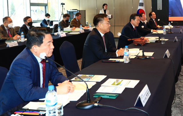 31일 오후 양양 설해원리조트에서 열린 대한민국 시장·군수·구청장협의회 민선8기 1차년도 제3차 공동회장단회의에서 조재구 대표회장(가운데)이 인사말을 하고 있다. 연합뉴스