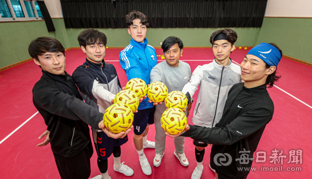 31일 대구시 수성구 대흥동 대구스포츠단훈련센터 힘찬동에서 대구시 세팍타그로팀원들이 좋은 성적을 내겠다는 굳은 의지를 내보이고 있다. 왼쪽부터 신추광 플레잉 코치(킬러), 천동령 선수(테콩), 박정현 선수(테콩), 건(Kern) 코치, 서정인 선수(킬러), 오대양 선수(피더). 안성완 기자 asw0727@imaeil.com